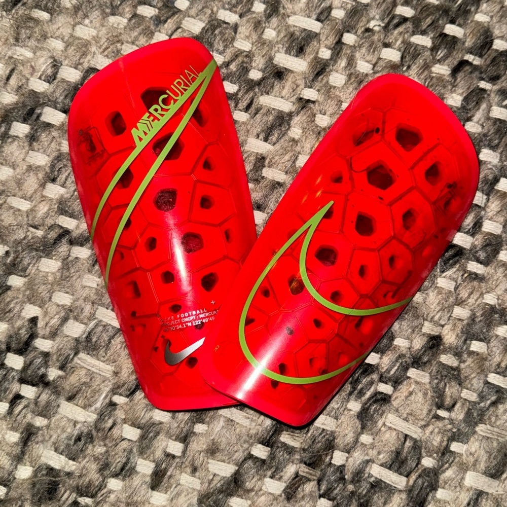 NIKE SHIN PADS MERCURIAL LITE SPECTRUM - BRIGHT CRIMSON/RAGE GREEN/SILVER